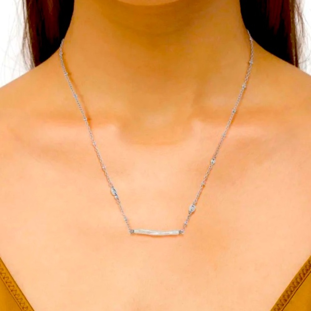 Beautiful Silver Kendra Scott Eileen Pendant Necklace with Mother of Pearl